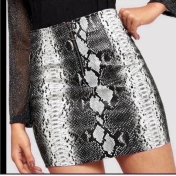 n/a Dresses & Skirts - NWOT Snake Print Skirt  Size Small